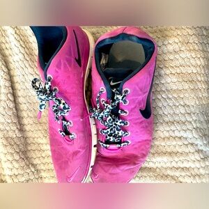 Nike free run fuchsia with black leopard laces